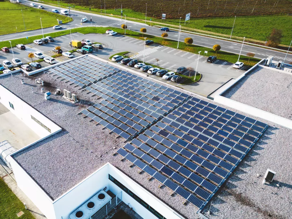 Impianto fotovoltaico sul tetto di un edificio industriale